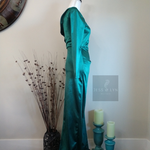 🆕Emerald Green Asymmetrical Evening Gown - Picture 8 of 15